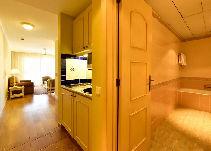 Pestana Village Garden מלון