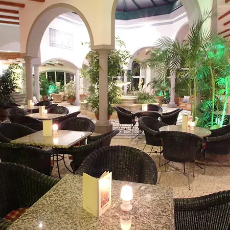 佩斯塔纳乡村花园度假村公寓酒店